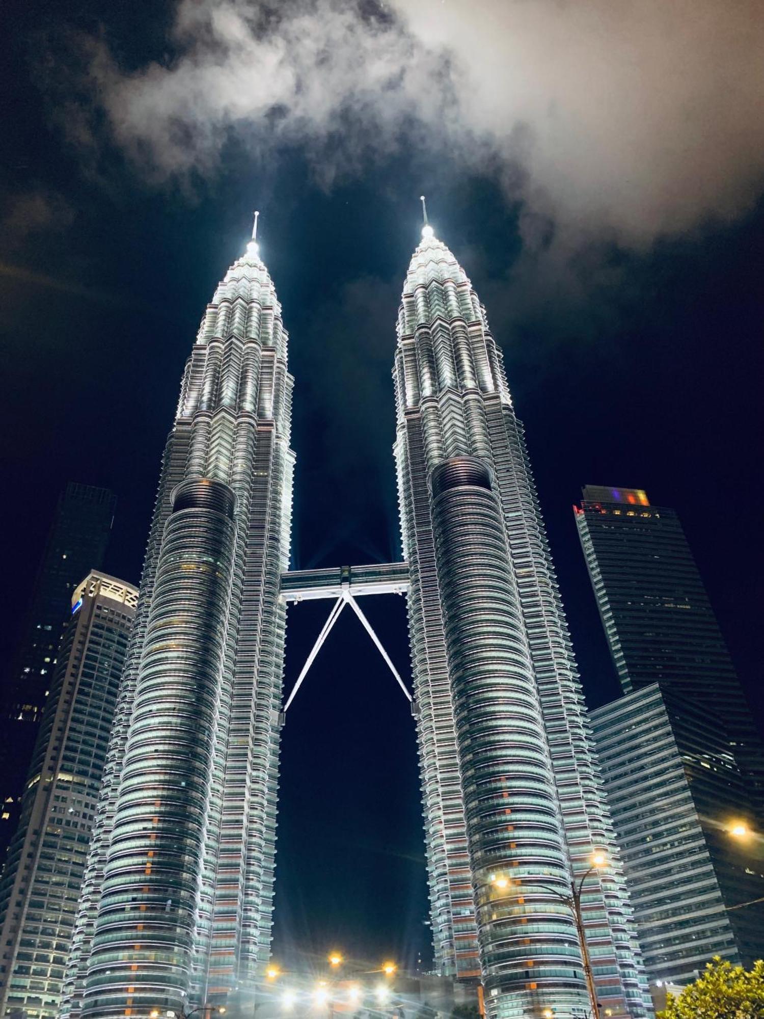 Scarletz Suites Klcc By Gc Luxury Suites Куала Лумпур Екстериор снимка
